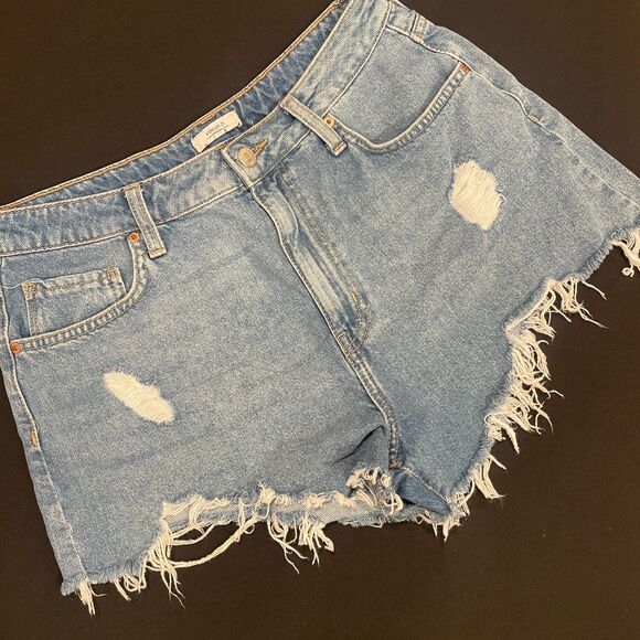 ~ Forever 21 sz 29 Jean Shorts Frayed Raw Hem Ripped Cut Offs Medium Blue Denim - Picture 1 of 15